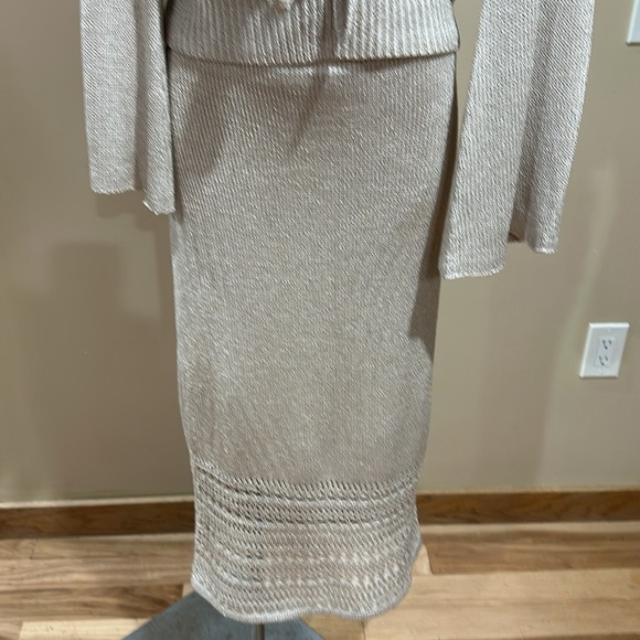 Eva Mendes New York and Company Beige knitted bottoms sets - Picture 3 of 16